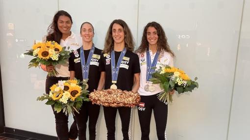 Fabienne Melzer-Nadarajah begrüßt Anna-Maria, Eirini-Marina und Vasiliki_Alexandri nach dem WM-Erfolg in Japan am Flughafen Wien © Ströck