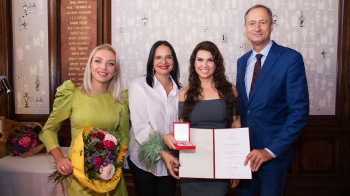 Verleihung des Goldenen Ehrenzeichens: Lidia Baich, Andrea Mayer, Leona König und Andreas Mailath-Pokorny © Moni Fellner