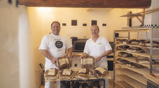 Pierre Reboul und Gerhard Ströck mit dem Kittseer Bio-Holzofenbrot © Lukas Lorenz