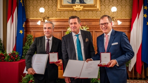 Auszeichnung mit dem Silbernen Ehrenzeichen für Verdienste um das Land Wien: Christian Pöttler (Echo Medienhaus), Wirtschaftsstadtrat Peter Hanke und Oliver W. Braun (Athenaeum Holding) © PID/Tobias Holzer