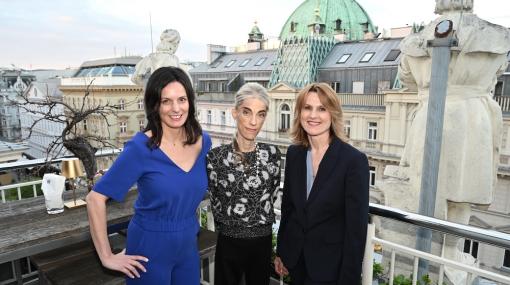 Minerva 2024 an die NUSSYY-Gründerin: Nadia Weiss, Carina Rahimi und Michaela Ernst © Christian Jobst