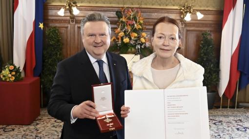 Bürgermeister Michael Ludwig zeichnet Ingried Brugger aus © leisure communications