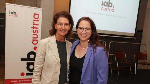 Ursula Gastinger und Viktoria Zischka diskutieren beim iab NETwork über Retail Media © Katharina Schiffl