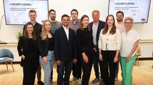 iab austria diskutiert beim iab NETwork CHancen und Risiken Künstlicher Intelligenz im Digitalmarketing: Pia Mayr, Alexander Schurr, Helene Roba, Matthias Ragyoczy, Sher Khan, Lukas Merl, Gaby Buchmayr, André Eckert, Sanra Rieff; David G. Toran und Susann © iab austria/Katharina Schiffl