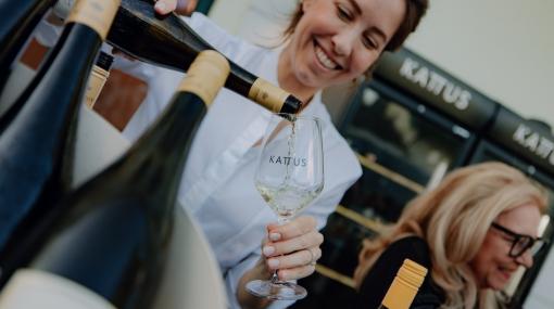 Friends & Bubbles in der Wiener Schaumwein Manufaktur KATTUS © KATTUS Wiener Schaumwein Manufaktur
