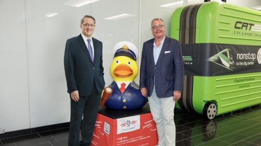 Günther Ofner (Flughafen Wien) und Wolfgang Fischer (DDSG Blue Danube) am Flughafen Wien mit Admiral Duck © Roland Rudolph