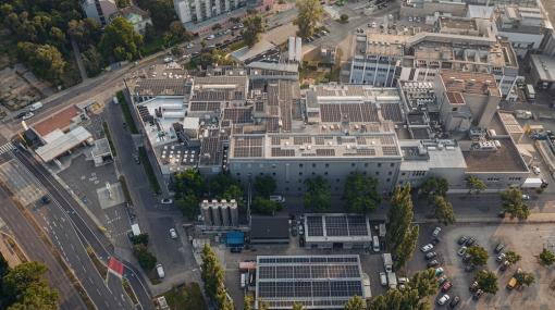 Ströck versorgt als erste Bäckerei Filialnetz mit Sonnenkraft: Photovoltaikanlage in der Lexergasse in der Donaustadt © Lukas Lorenz