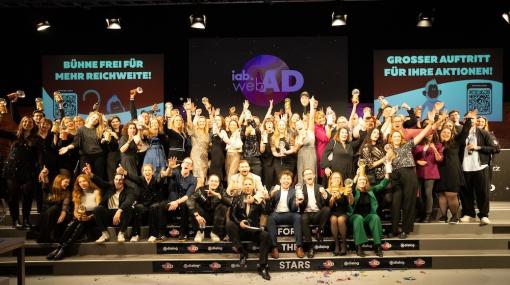 Die Gewinner des iab webAD 2024 auf der großen Showbühne in der Expedithalle in Wien © iab austria/Elisabeth Kessler