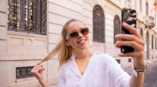 Girl with Smartphone © unsplash.com/Look Studio