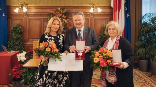Auszeichnung vonm Gabriele und Irene Ströck durch Landeshauptmann Michael Ludwig © Ströck/Lukas Lorenz