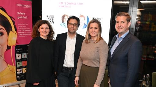 austria.com/plus lädt zum Talk über Podcasts: Lena Streuber (iq digital), Florian Gasser (DIE ZEIT) und Karina Wundsam mit Thomas Schuster (austria.com/plus) © Christian Jobst