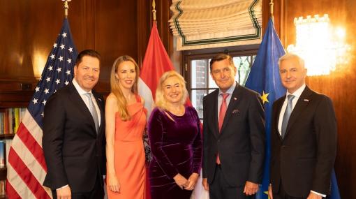 Cocktail zum Viennese Opera Ball 2025 im österreichischen Generalkonsulat: Daniel Serafin, Silvia Frieser, Petra Schneebauer, Peter Hanke und Thomas Schlesinger © Charles Wills