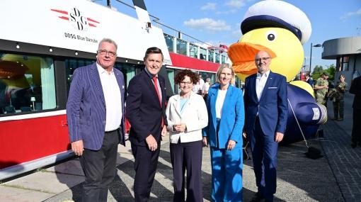 Premierenfahrt der »Donau Panorama Tour« der DDSG Blue Danube: Wolfgang Fischer (DDSG Blue Danube), Bundesminister Peter Hanke, Staatssekretärin Elisabeth Zehetner, Birgit Wallner (VERKEHRSBUERO), Wolfgang Hanreich (DDSG Blue Danube) © Christian Jobst
