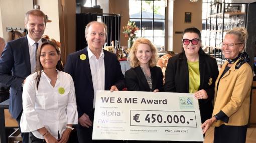 Ziehen an einem Strang, um die Erforschung postviraler Erkrankungen auszubauen: FWF-Präsident Christof Gattringer, Caroline und Gerhard Ströck (WE&ME Stiftung), Wissenschaftsministerin Eva-Maria Holzleitner, FWF-Vizepräsidentin Ursula Jakubek und Susanne © Christian Jobst