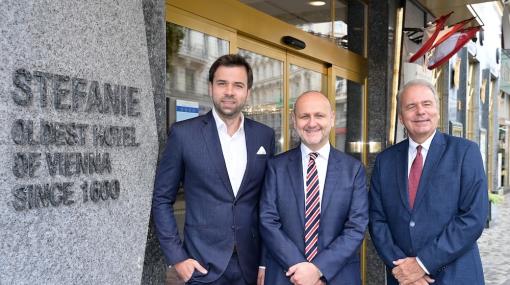 425 Jahre Hotel Stefanie: Alexander Schick (Hotel Stefanie), Norbert Kettner (WienTourismus), Martin Schick (Hotel Stefanie) © Christian Jobst