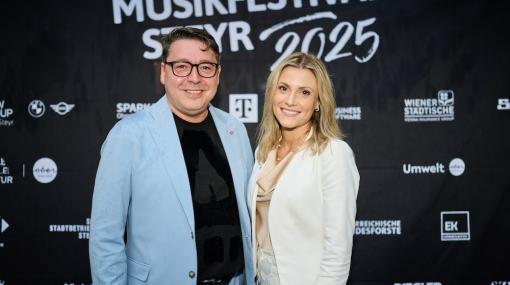 Verlässliche Partner machen Kultur möglich: Premiere des Musikfestival Steyr 2025 mit Intendant Karl-Michael Ebner und Julia Bruckner (Sparkasse Oberösterreich) © Peter Mayr