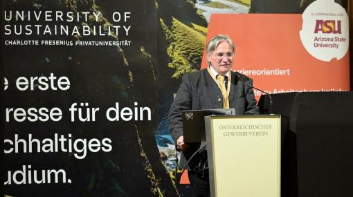 Gründungsrektor Martin Kreeb präsentiert den neuen Lehrgang »ESG & Kreislaufwirtschaft im Zeitalter von KI« der University of Sustainability – Charlotte Fresenius Privatuniversität © Christian Jobst