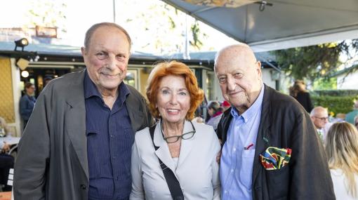 Christian Ludwig Attersee feiert seinen 85. Geburtstag in Purzls Paradiesgartl mit Inge und Rudolf »Purzl« Klingohr © Roland Rudolph Christian Ludwig Attersee feiert seinen 85. Geburtstag in Purzls Paradiesgartl mit Inge und Rudolf »Purzl« Klingohr © Roland Rudolph