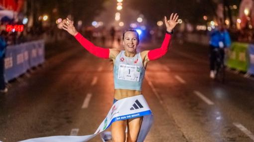 Siegerin Julia Mayer @ erste bank vienna night run 2025 © Stephan Schütze