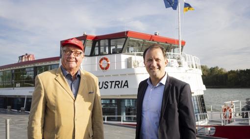 Wolfgang Fischer (DDSG Blue Danube) und Bernhard Schröder (Destination Donau Niederösterreich) präsentieren herbstliche Highlights in der Wachau © Destination Donau Niederösterreich/Barbara Elser