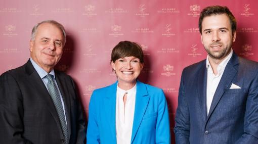 Astrid Steharnig-Staudinger, (Österreich Werbung) gratulier5t Martin und Alexander Schicxk zur Übergabe des ältesten Hotels Wiens © Aufreiter Georg