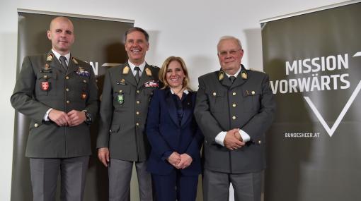 Panel "Die Welt aus den Fugen" beim Filmfestival Kitzbühel 2025: Oberst Markus Pfeifer, Brigardier Gerhard Pfeifer, Landtagsabgeordnete Katrin Brugger und ORF-Korrespondent Oberstleutnant Christian Wehrschütz © BrauerPhotos/Goran Nitschke