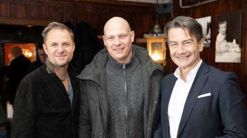 „Meet & Eat“ der ORF-Enterprise beim Filmfestival Kitzbühel: Philipp Hochmair (Schauspieler), Michael Reisch (Filmfestival Kitzbühel), ROland Weißmann (ORF) © BrauerPhotos/Andreas Kolarik