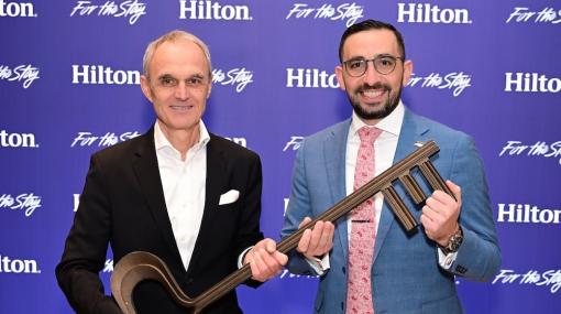 Norbert B. Lessing übergibt bei Hilton an Ryan Gauci © Christian Jobst