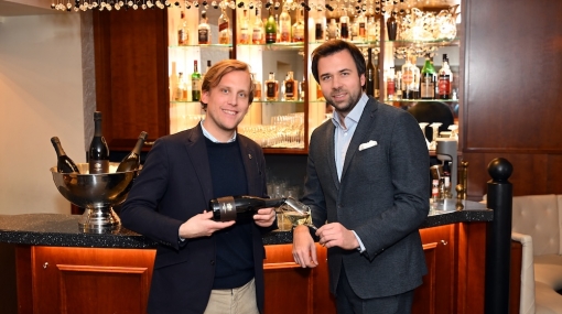 Johannes Kattus und Alexander Schick stellen die exklusive KATTUS-Schaumweinabfüllung für das Hotel Stefanie vor © Christian Jobst