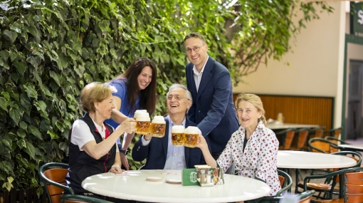 Die Damilie Kolarik stösst im Schweizerhaus mit original Budweiser Budvar an © Matthias Aschauer