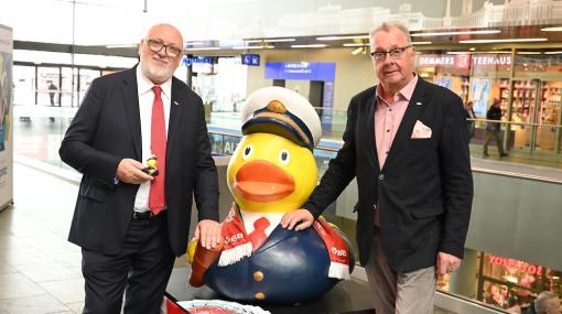 Admiral Duck gastiert am Wiener Hauptbahnhof: Andreas Matthä (ÖBB) und Wolfgang Fischer (DDSG Blue Danube) © Christian Jobst