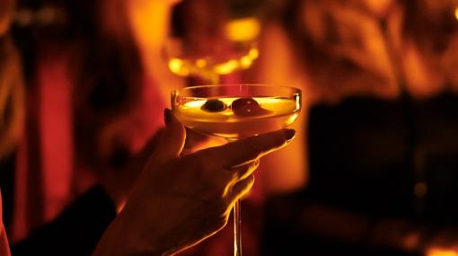 Drinks im »PRUNKSTÜCK SOLITAIRE – THE BAR UPSTAIRS« © Adrian Almasan