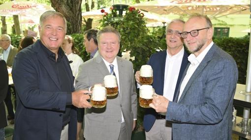 Frühschoppen zum Jubiläum der 100-jährigen Partnerschaft zwischen Schweizerhaus und Original Budweiser Budvar: Walter Ruck (Wirtschaftskammer Wien), Bürgermeister und Landeshauptmann Michael Ludwig (Stadt Wien), Karl J. Kolarin (Schweizerhaus), S. E. Jan © Stadt Wien/Christian Jobst