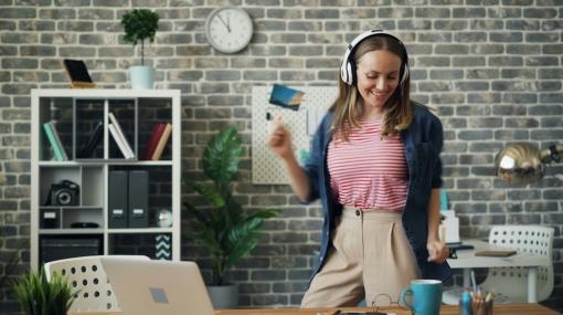 Audio + Radio: Girl with Earphones (dancing) © unsplash.com/Vitaly Gariev