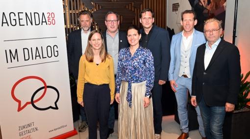 AGENDA2050 im Dialog in der Cupra City Garage: Sebastian Loudon, Katharina Zügel, Martin Wassermair, Eva Roth, Answer Lang, Eugen Schmidt, Alexander Wrabetz © Christian Jobst