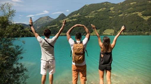 Tourism: Touristen vor einem See und Berg © unsplash.com/Leo Visions