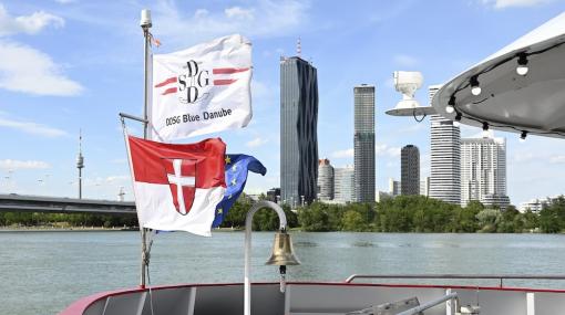 DDSG Blue Danube mit Flagge vor der Wiener Skyline und dem DC Tower © Christian Jobst