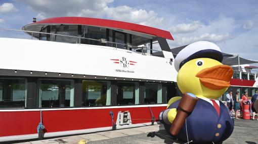 Admiral Duck der DDSG Blue Danube vor der MS Vienna beim Boarding in Wien © Christian Jobst