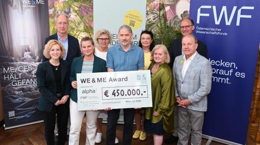 Der WE&ME Award stärkt die ME/CFS-Forschung in Österreich. V. l. n. r.: Wissenschaftsministerin Eva-Maria Holzleitner, Oswald Wagner (MedUni Wien), Kathryn Hoffmann (MedUni Wien), Sabine Seidler (alpha+ Stiftung), Matthias Wielscher (MedUni Wien), Ursula © Christian Jobst