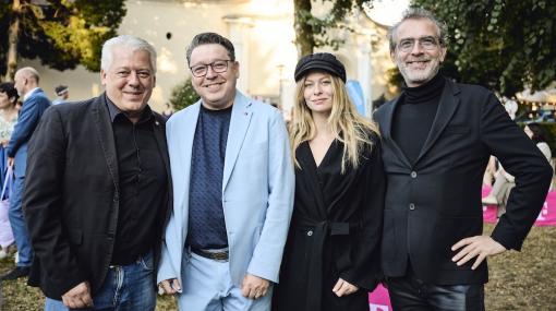 Premire Musikfestival Steyr 2026 mit »Hair«: Hans Arsenovic (Die Grünen), Karl-Michael Ebner (Intendant), Zoe und Christof Straub (Musiker) © Peter Mayr