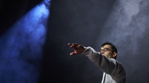 Nils Strunk wird in der Kategorie Crossover beim Österreichischen Musiktheaterpreis 2026 ausgezeichnet © Tommy Hetzel