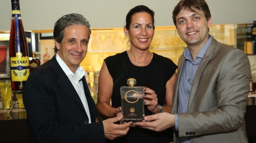 Lefteris Dermitzakis, Anne Deutsch und Jason Turner bei METAXA im Ellas © Christian Jobst