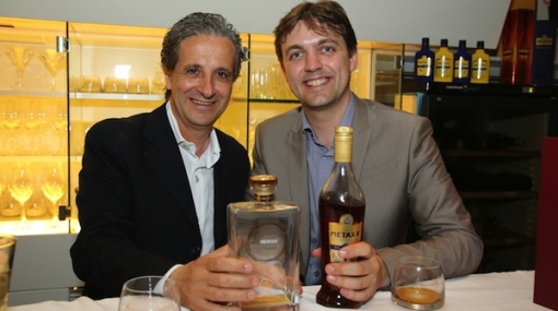 Lefteris Dermitzakis und Jason Turner verkosten METAXA im Ellas Food & Drinks © Christian Jobst