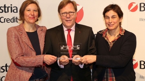 Willibald Cernko überreicht den Bank Austria Kunstpreis 2012 © Felicitas Matern