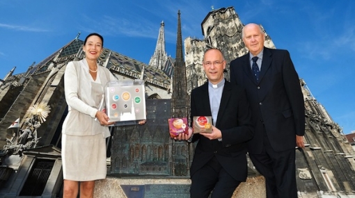 Stephanie Fuchs-Groszmann und Franz Kronhuber übergeben Spende an Toni Faber © Sabine Klimpt