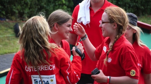 Die österreichische Vize- Weltmeister Damenmannschaft gratuliert Evelyn Haberl © minigolfnews.com/Hans Bergström