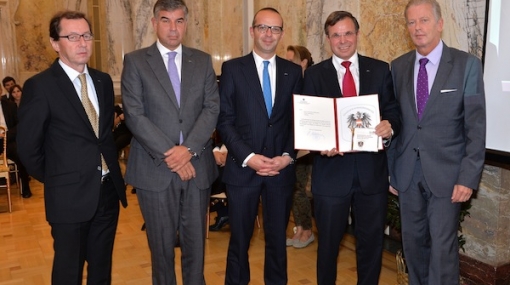 Franz Schuh, Thomas Lindenbauer, Michael Nossek, Gerald Steger und Reinhold Mitterlehner bei der Auszeichnung mit dem Bundeswappen © Christian Jobst