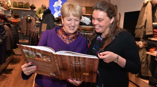 Lisa Helena Lensing und Maria Rauch-Kallat lesen in "Noch mehr Jäger kochen Wild" © Christian Jobst