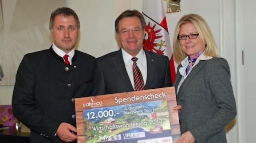 Herbert Rieser, Günther Platter und Monica Rintersbacher übergeben Spenden der Wirtschaftswanderung 2013 © café+co International Holding