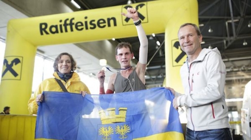 Ursula Kreuzer (Raiffeisen); Sieger Rainer Bredl und Hannes Menitz (msm sportmedia) beim indoor marathon vienna 2013 © Stefan Joham